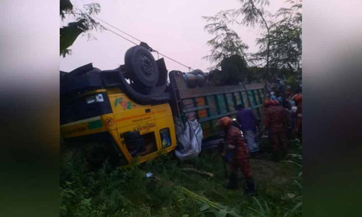ঢাকা-টাঙ্গাইল মহাসড়কে রডভর্তি ট্রাক উল্টে নি'হ'ত ১৫