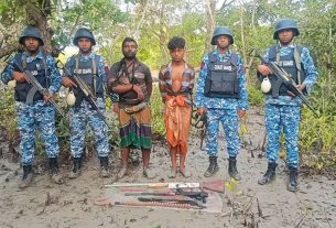 সুন্দরবনে দস্যু বাহিনীর ২ সদস্য আ'ট'ক, জি'ম্মি ৪ জেলে উদ্ধার