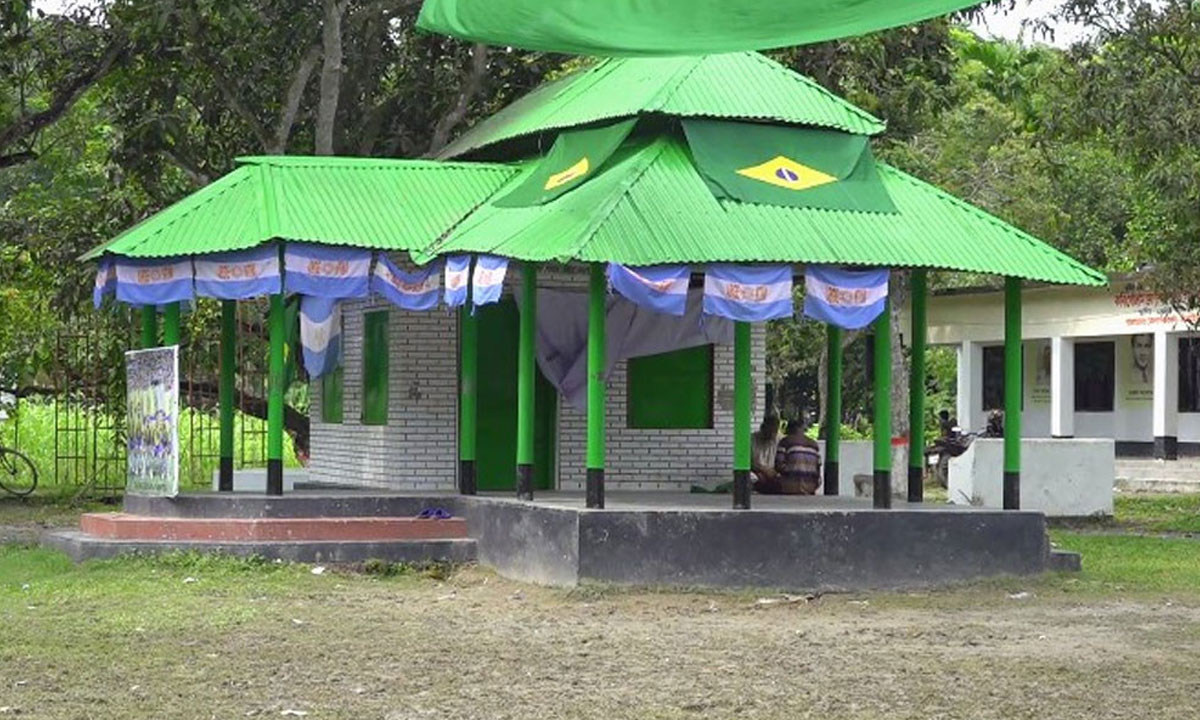 বিশ্বকাপের রঙে রঙিন ঝিনাইদহের মনোহরপুর, গ্রামজুড়ে ফুটবল উৎসব