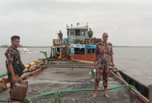 সুন্দরবনের নদীতে অবৈধ বালু উত্তোলনকালে আটক ৫