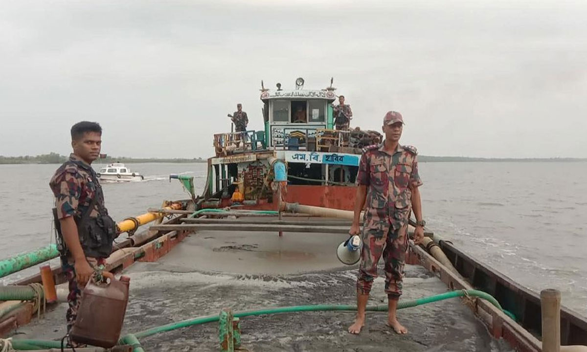 সুন্দরবনের নদীতে অবৈধ বালু উত্তোলনকালে আটক ৫