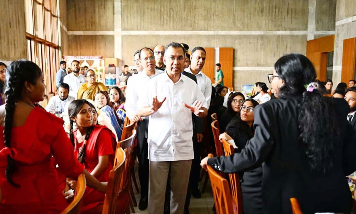 প্রধানমন্ত্রীর মধ্যাহ্নভোজে সংসদ অধিবেশন দেখতে আসা শিক্ষার্থীরা