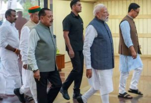 প্রশ্নফাঁসকে ‘ঘোর পাপ’ আখ্যা মোদির, সংসদে আলোচনায় প্রস্তুত সরকার
