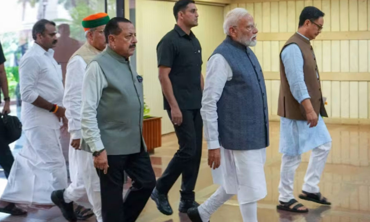 প্রশ্নফাঁসকে ‘ঘোর পাপ’ আখ্যা মোদির, সংসদে আলোচনায় প্রস্তুত সরকার