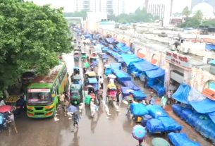 বৃষ্টির পরও কাটেনি জলাবদ্ধতা, ক্রেতাশূন্য রাজধানীর নিউমার্কেট