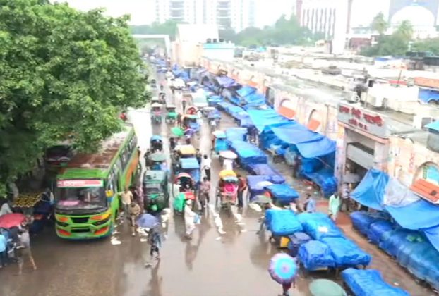 বৃষ্টির পরও কাটেনি জলাবদ্ধতা, ক্রেতাশূন্য রাজধানীর নিউমার্কেট