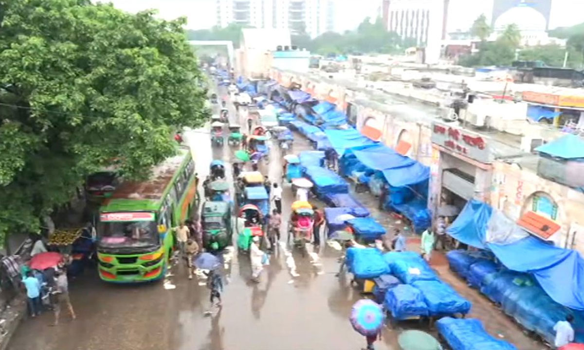 বৃষ্টির পরও কাটেনি জলাবদ্ধতা, ক্রেতাশূন্য রাজধানীর নিউমার্কেট