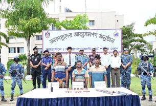 সুন্দরবনে অস্ত্রসহ ৩ বনদস্যুর আত্মসমর্পণ, জিম্মি জেলে উদ্ধার