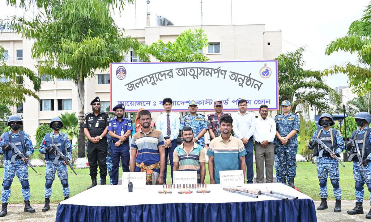 সুন্দরবনে অস্ত্রসহ ৩ বনদস্যুর আত্মসমর্পণ, জিম্মি জেলে উদ্ধার