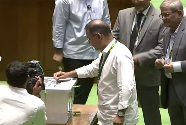৩৫ বছর পর প্রতিদ্বন্দ্বিতাপূর্ণ রাষ্ট্রপতি নির্বাচনে ভোটগ্রহণ চলছে