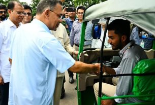 জুলাইযোদ্ধাদের সিএনজি-রিকশা উপহার প্রধানমন্ত্রীর