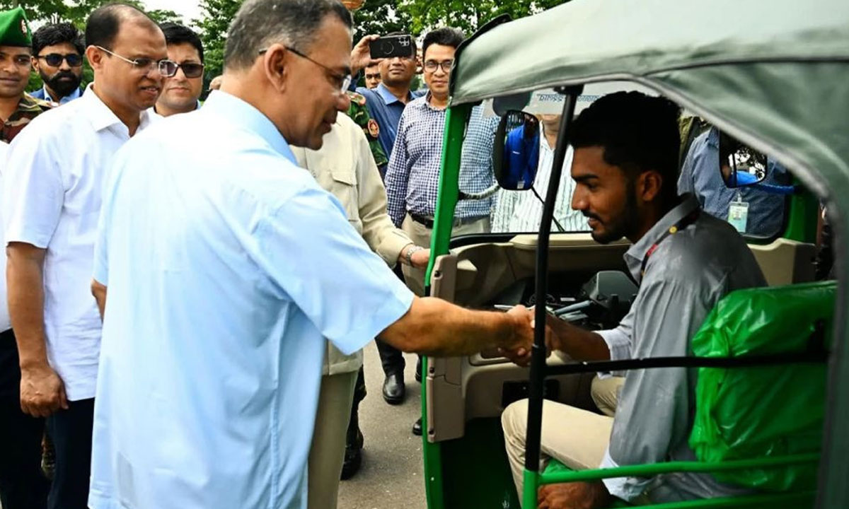 জুলাইযোদ্ধাদের সিএনজি-রিকশা উপহার প্রধানমন্ত্রীর