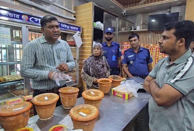 টাঙ্গাইলে বাসি খাবার ও নিষিদ্ধ কেওড়া জল, জরিমানা ১ লাখ