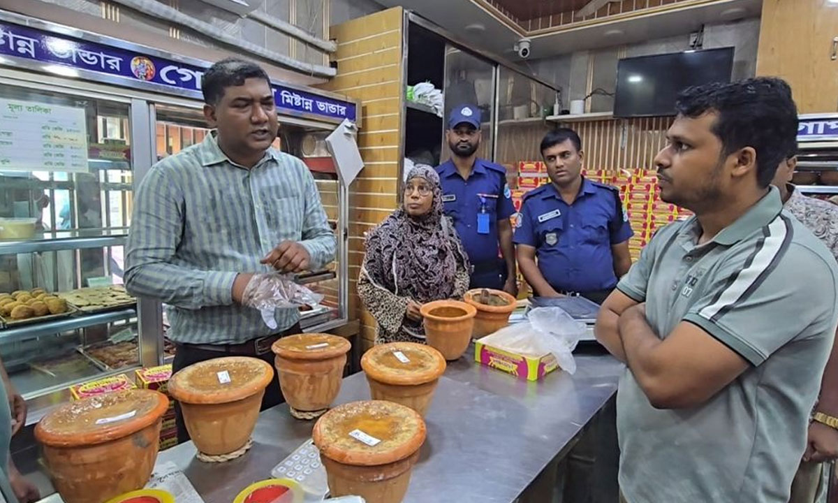 টাঙ্গাইলে বাসি খাবার ও নিষিদ্ধ কেওড়া জল, জরিমানা ১ লাখ