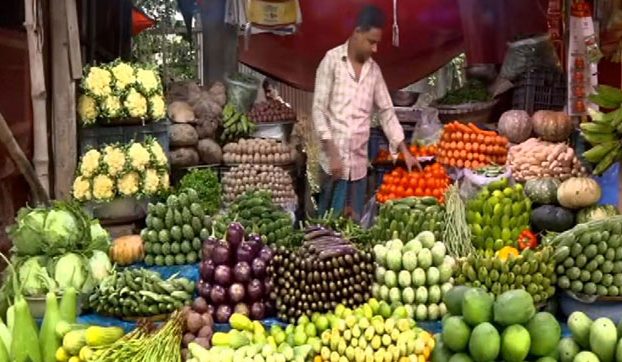 জ্বালানি তেলের দাম বাড়তেই চড়া কাঁচাবাজার, বিপাকে ক্রেতারা