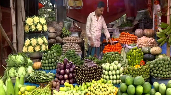 জ্বালানি তেলের দাম বাড়তেই চড়া কাঁচাবাজার, বিপাকে ক্রেতারা