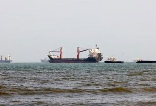 বুধবার হরমুজ অতিক্রম করেছে মাত্র ছয়টি জাহাজ