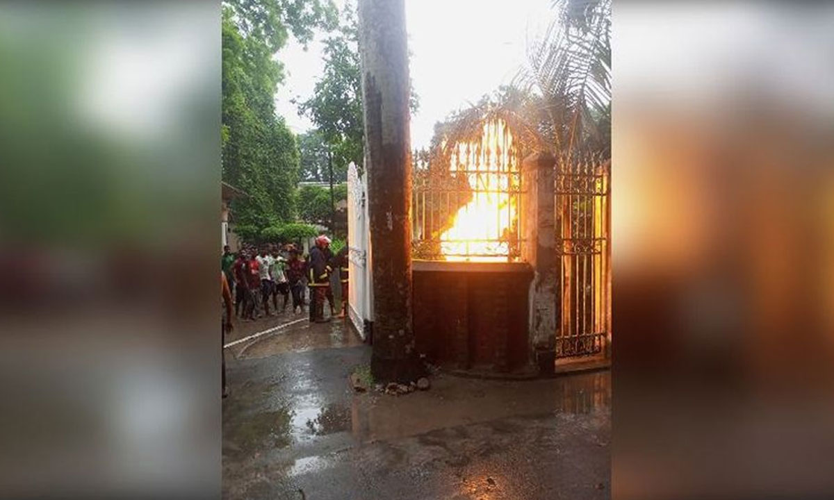 সিরাজগঞ্জে মন্ত্রীর বাসায় বজ্রপাত থেকে আগুন, বড় ক্ষয়ক্ষতি হয়নি