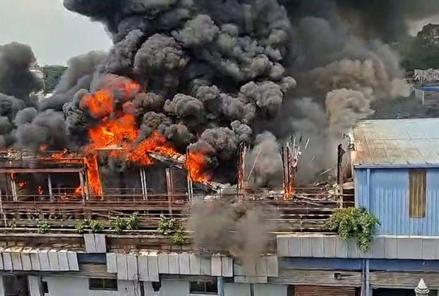 মহাখালী রেলগেটের পাশে পুরোনো ভবনে আগুন, নিয়ন্ত্রণে ৩ ইউনিট