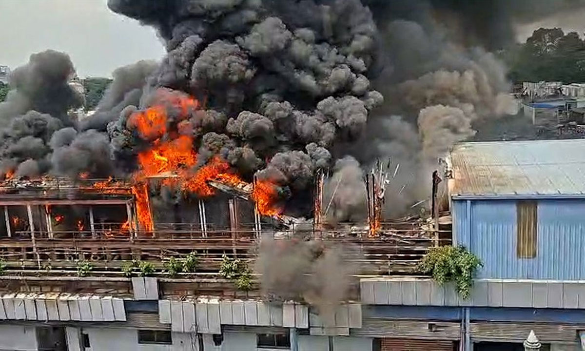 মহাখালী রেলগেটের পাশে পুরোনো ভবনে আগুন, নিয়ন্ত্রণে ৩ ইউনিট