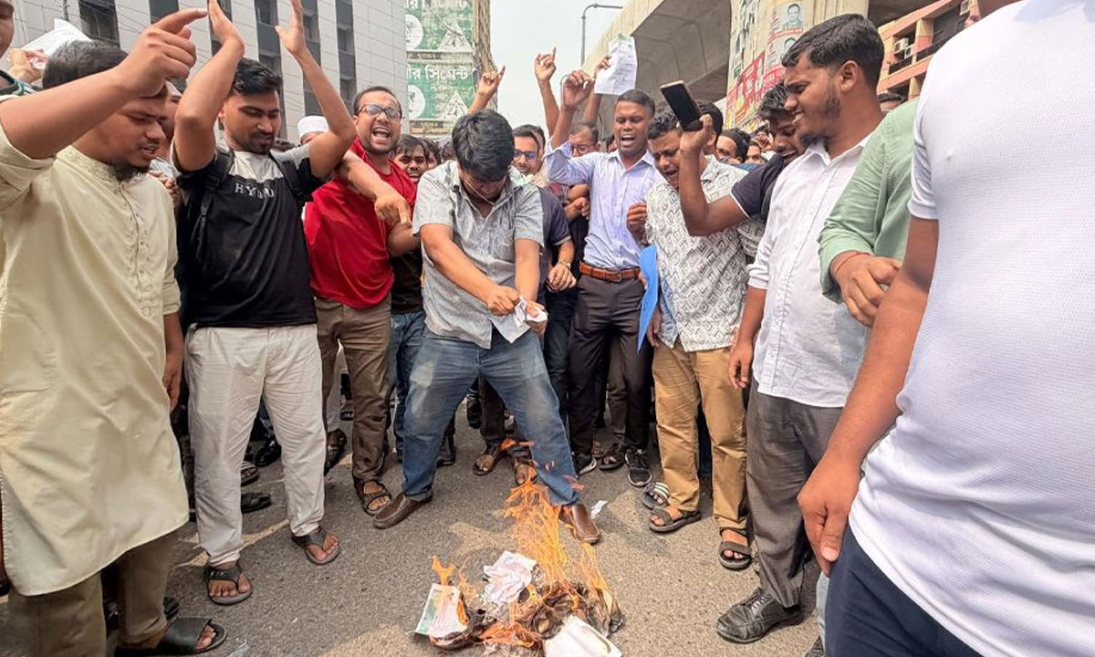প্রশ্নপত্র ফাঁসের অভিযোগে যুব উন্নয়ন অধিদপ্তরের নিয়োগ পরীক্ষা স্থগিত, সড়ক অবরোধ