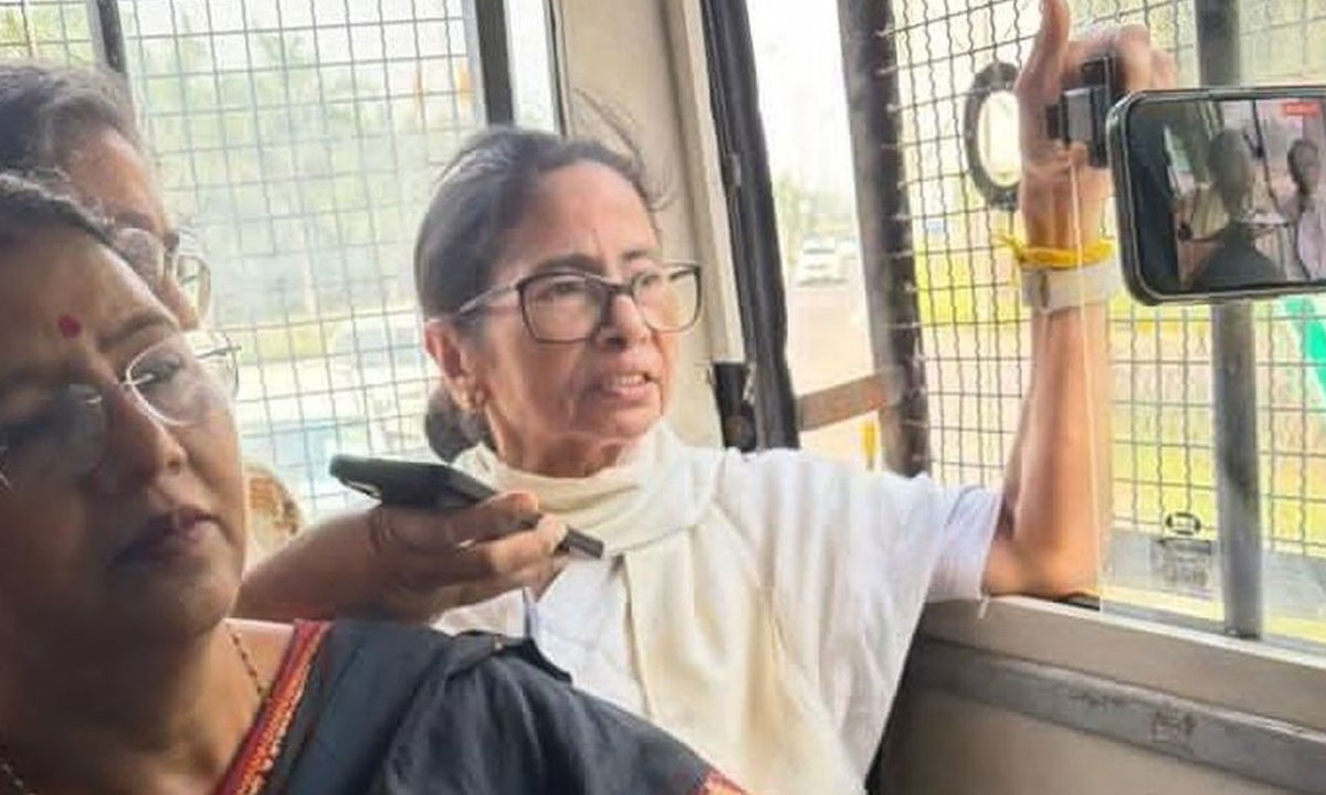 দিল্লিতে মমতা বন্দ্যোপাধ্যায় আটক