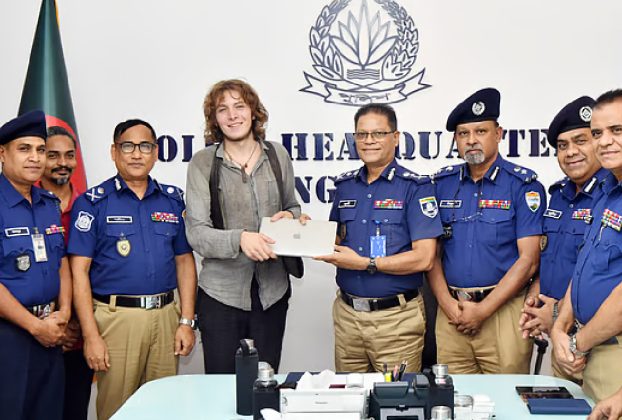 জার্মান পর্যটক ক্রিলের চুরি হওয়া ম্যাকবুক উদ্ধার