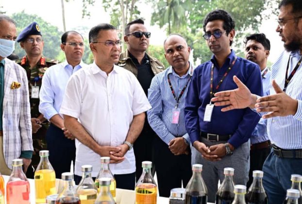 মানববর্জ্য থেকে জ্বালানি তেল উৎপাদন প্রদর্শনী দেখলেন প্রধানমন্ত্রী