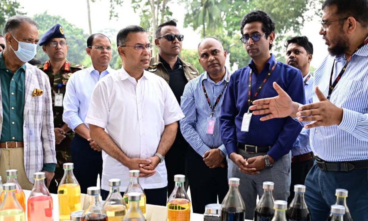 মানববর্জ্য থেকে জ্বালানি তেল উৎপাদন প্রদর্শনী দেখলেন প্রধানমন্ত্রী