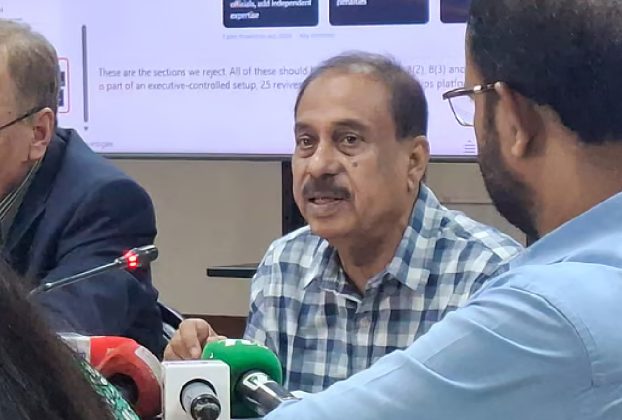 হাতটা বাঁধবেন না, আমাদের কাছে আবার আসতে হবে’: মতিউর রহমান চৌধুরী