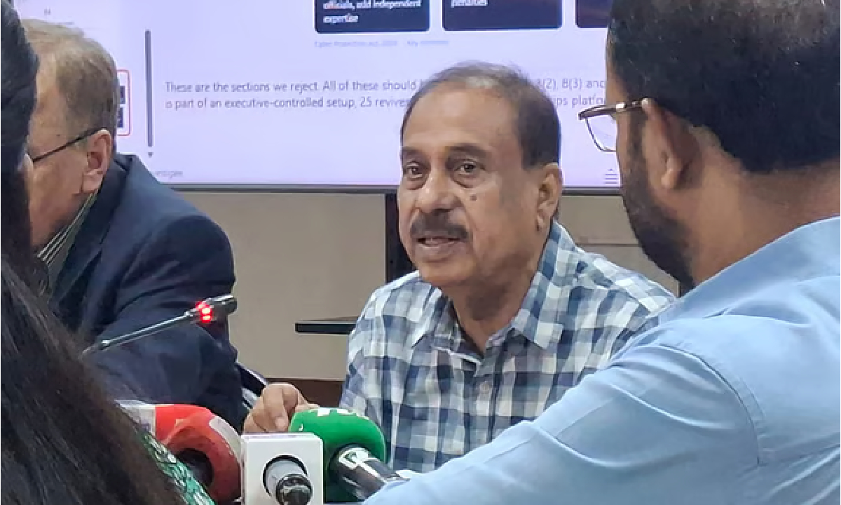 হাতটা বাঁধবেন না, আমাদের কাছে আবার আসতে হবে’: মতিউর রহমান চৌধুরী