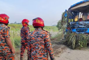 এক্সপ্রেসওয়েতে বাস খাদে পড়ে নিহত ৩, আহত ১৬