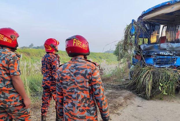 এক্সপ্রেসওয়েতে বাস খাদে পড়ে নিহত ৩, আহত ১৬