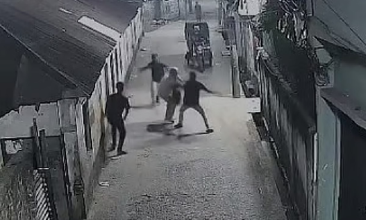 ১২ সেকেন্ডে ব্যাগ ছিনতাই, পেছনে ছুটলেন বৃদ্ধ